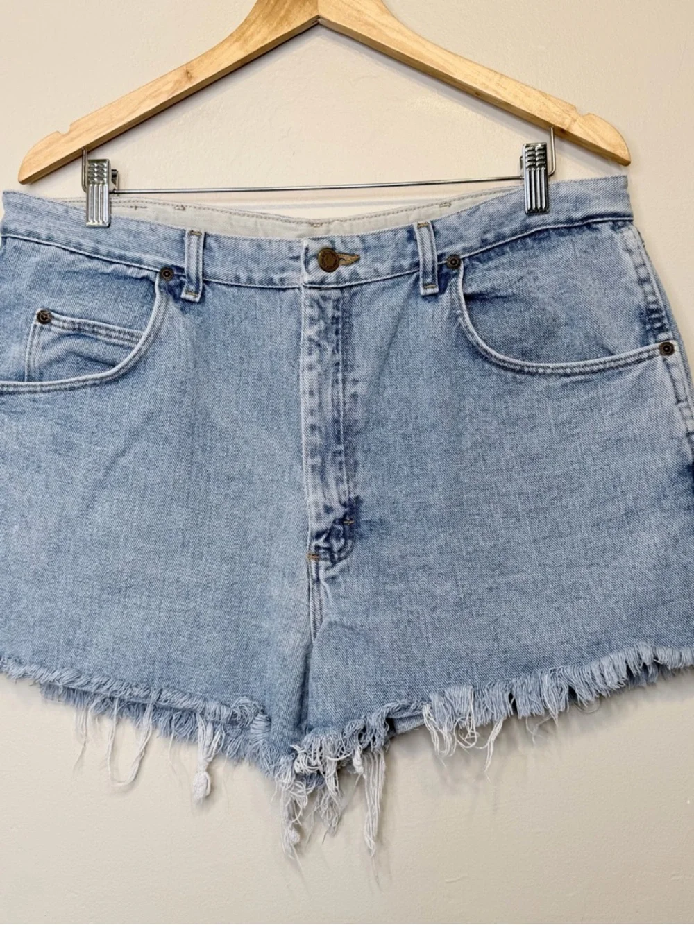 Wrangler Mid-Plus Size High Rise VTG Light Blue Frayed Hem Denim Cut Off Shorts - Picture 2 of 12
